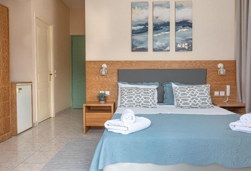 Deluxe Double Room with Balcony and Sea View image 3
