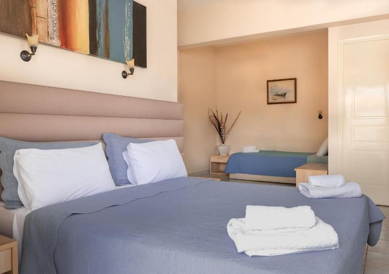 Triple Room with Balcony image 2
