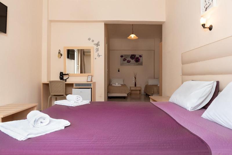 Deluxe Quadruple Room image 2