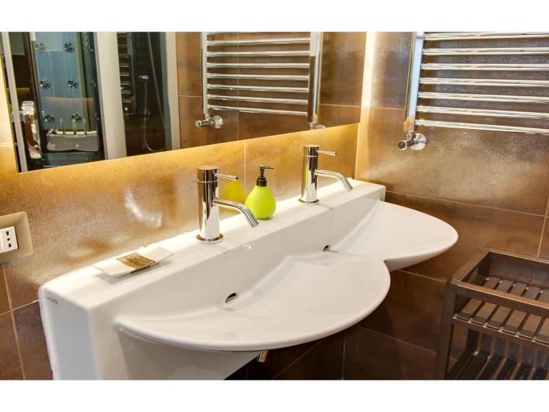 Luxury Triple Room image 3