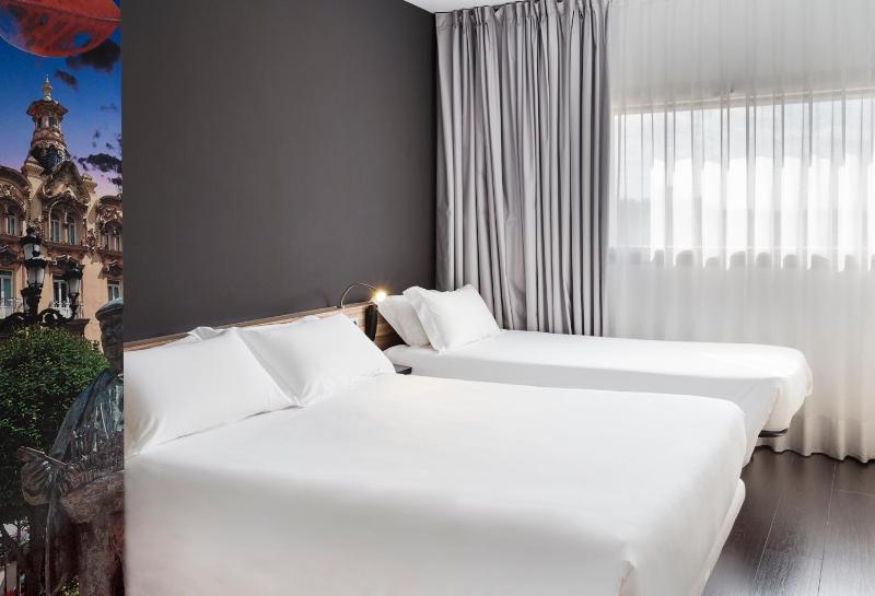 Family Room (2 Adults + 1 Child) image 1