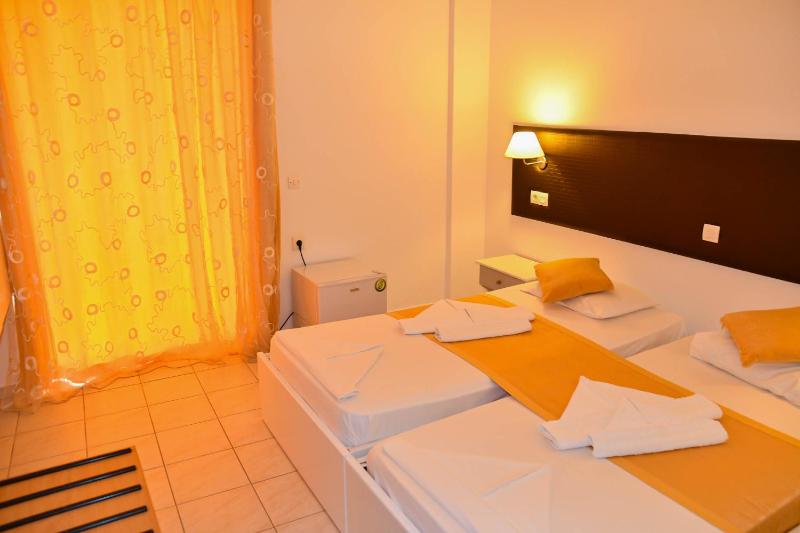 Standard Twin Room image 2