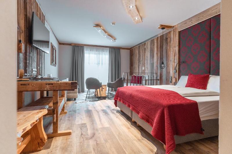 Junior Suite with Mountain View image 1