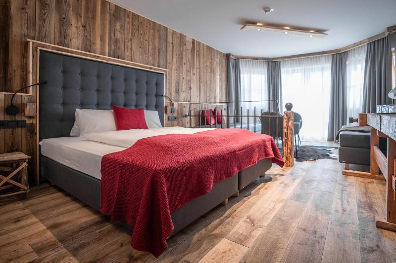 Junior Suite with Mountain View image 3