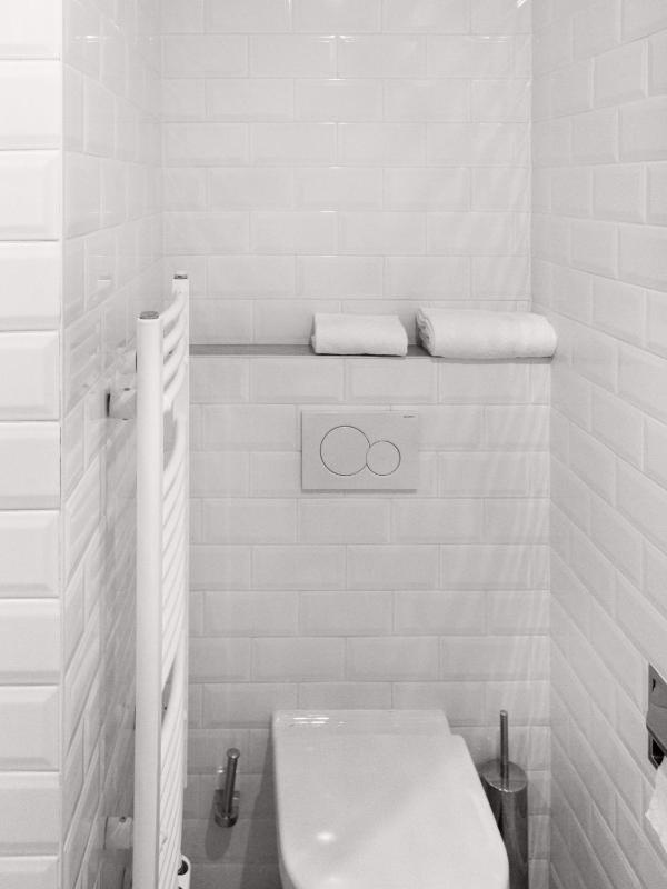 Medium Studio with Kitchenette image 1