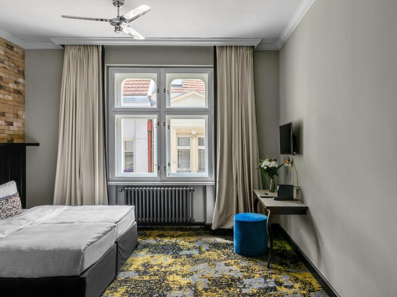 Medium Studio with Kitchenette and Bathtub image 1