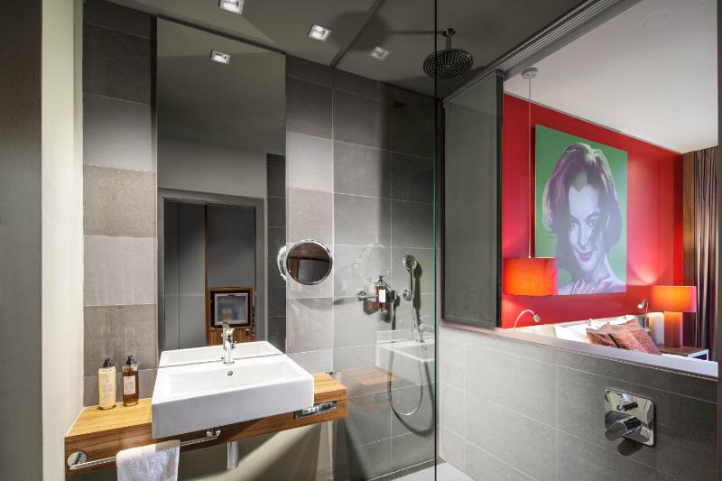 Standard Double Room image 3