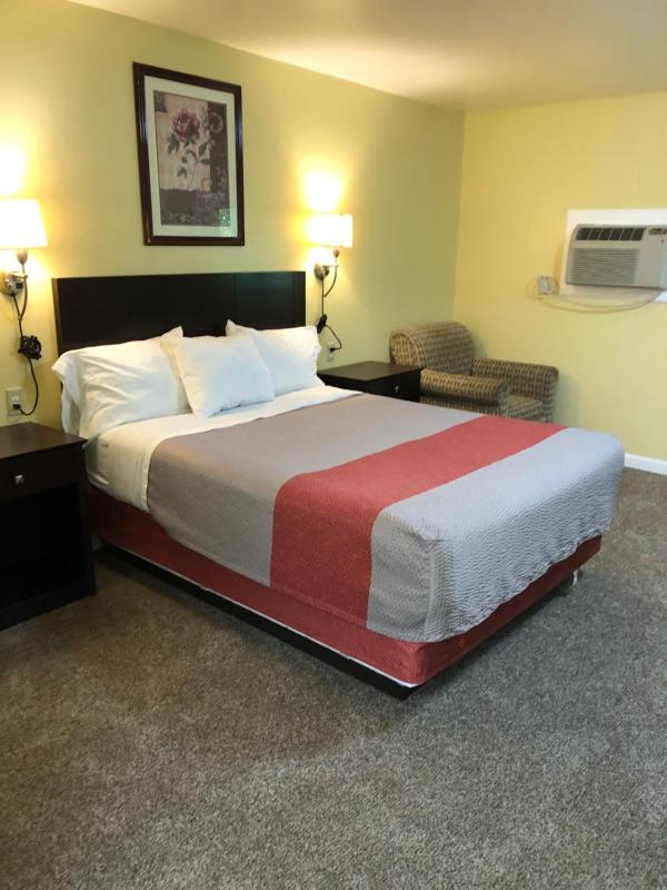 Queen Room image 3