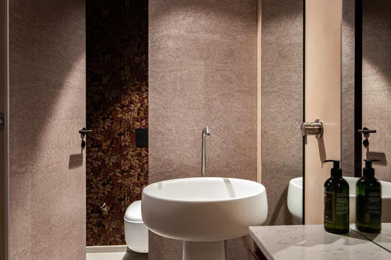 Deluxe Double or Twin Room image 3