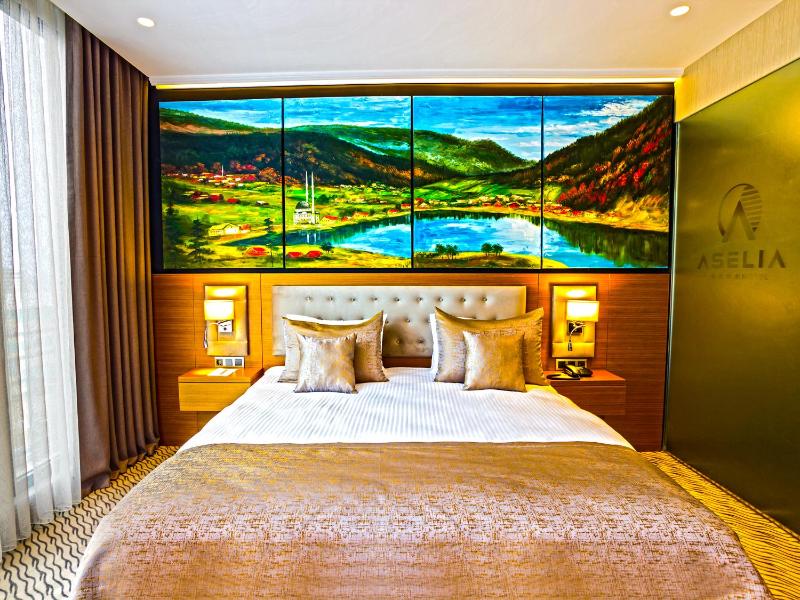 Deluxe King Room with City View image 3