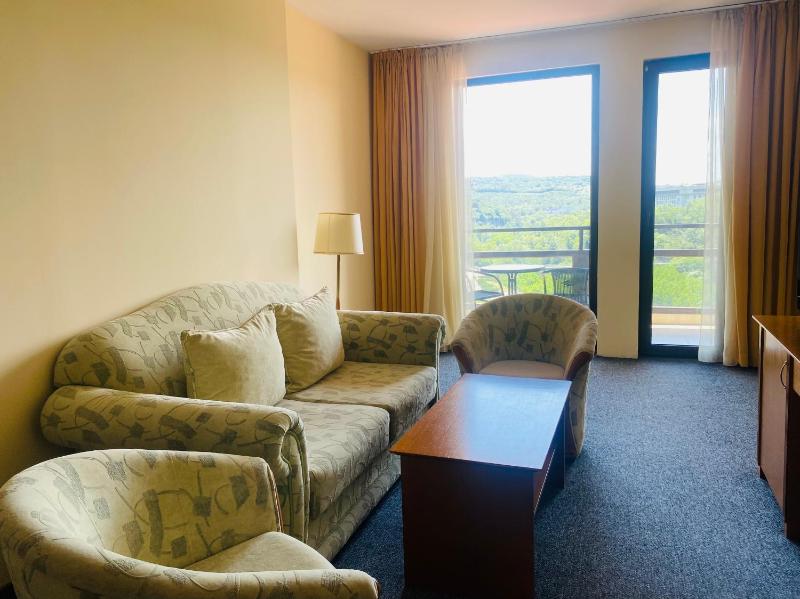 Deluxe Double or Twin Room with Balcony image 3
