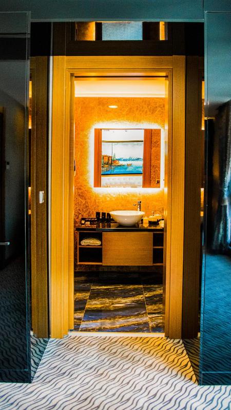Family Suite with Sea View image 3