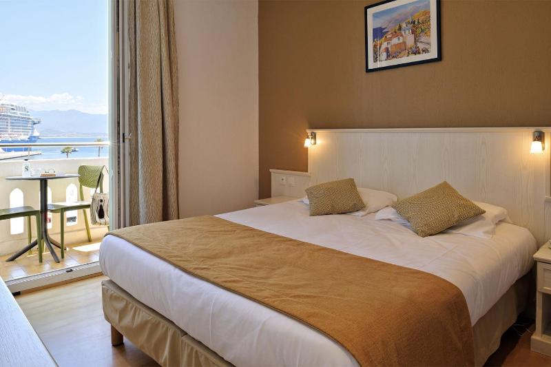 Double Room with Balcony and Sea View image 1