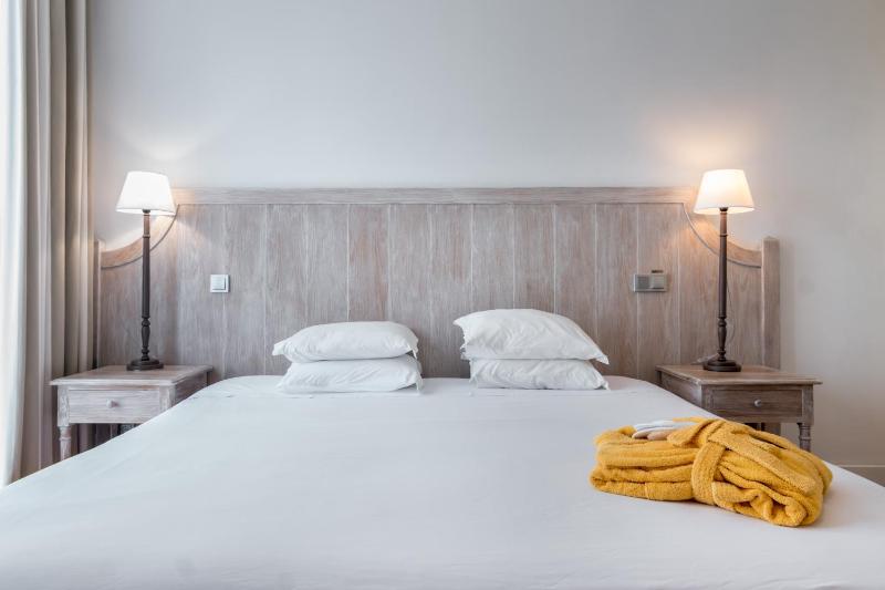 Deluxe Room with Land View image 4