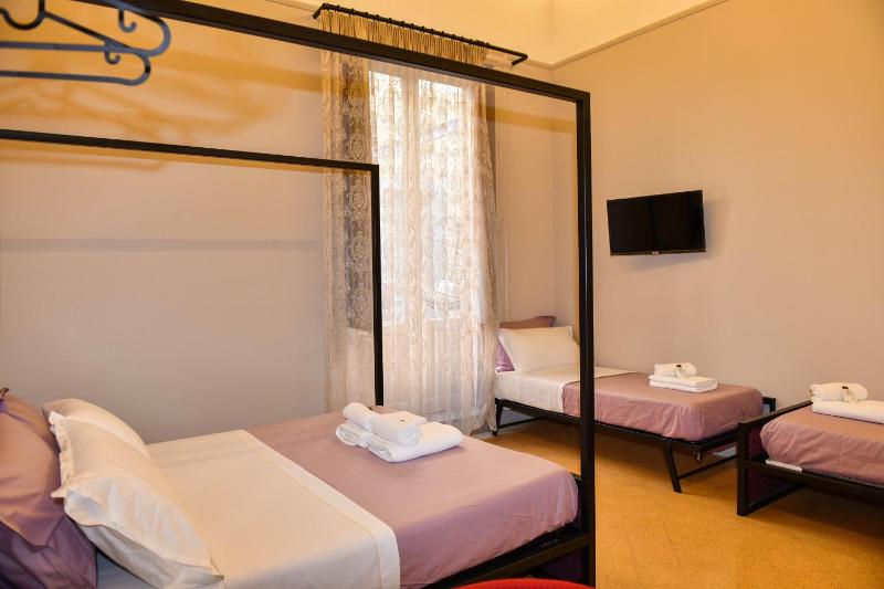 Quadruple Room with Private External Bathroom image 1