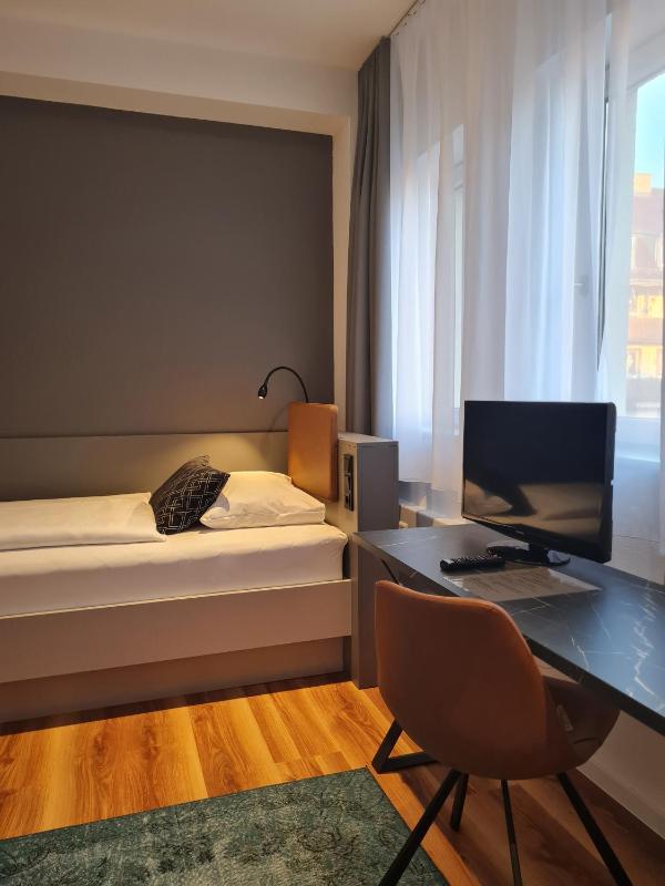 Single Room with Bathroom image 3