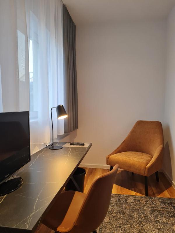 Single Room with Bathroom image 4