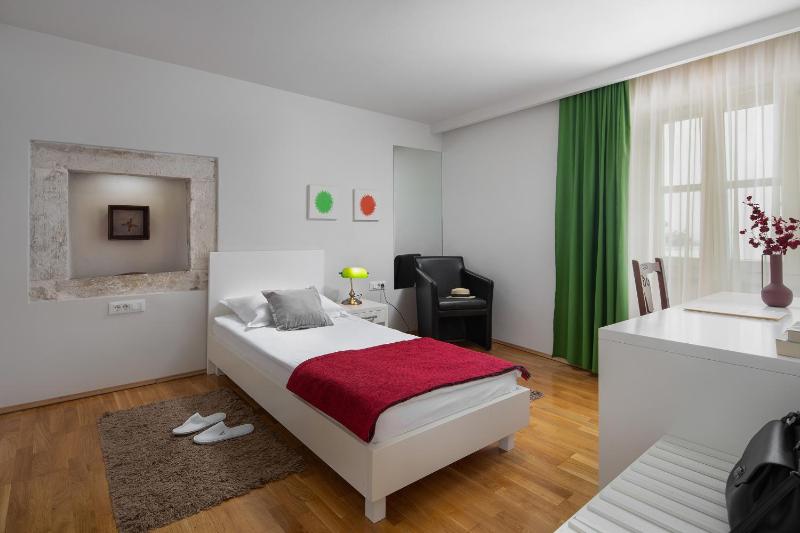 Single Room image 3