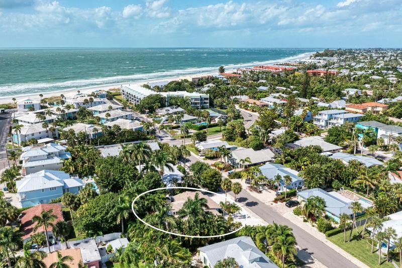 Sea La Vie: 1.5 Blocks to Beach Pool Tropical Backyard & Pool by Anna Maria Life Vacation Rentals - image 10