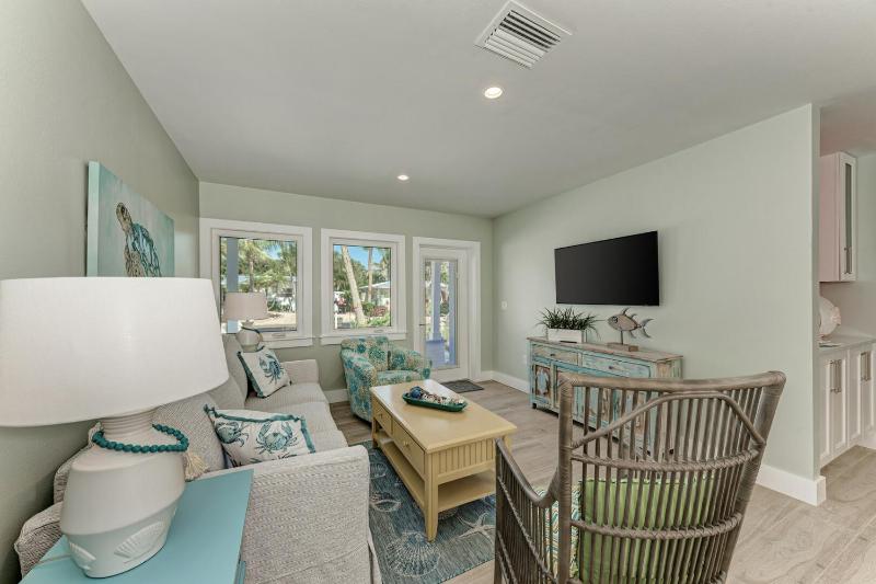 Sea La Vie: 1.5 Blocks to Beach Pool Tropical Backyard & Pool by Anna Maria Life Vacation Rentals - image 6