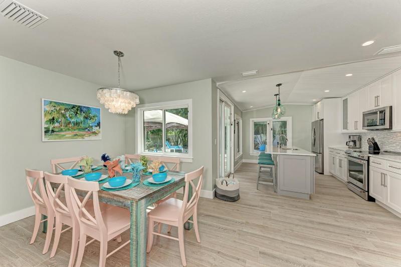 Sea La Vie: 1.5 Blocks to Beach Pool Tropical Backyard & Pool by Anna Maria Life Vacation Rentals - image 22