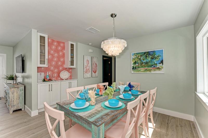 Sea La Vie: 1.5 Blocks to Beach Pool Tropical Backyard & Pool by Anna Maria Life Vacation Rentals - image 29