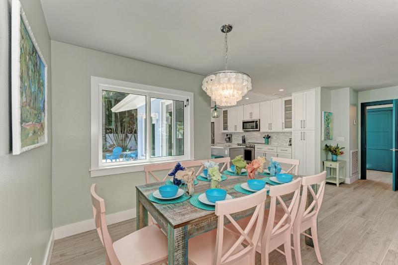 Sea La Vie: 1.5 Blocks to Beach Pool Tropical Backyard & Pool by Anna Maria Life Vacation Rentals - image 9