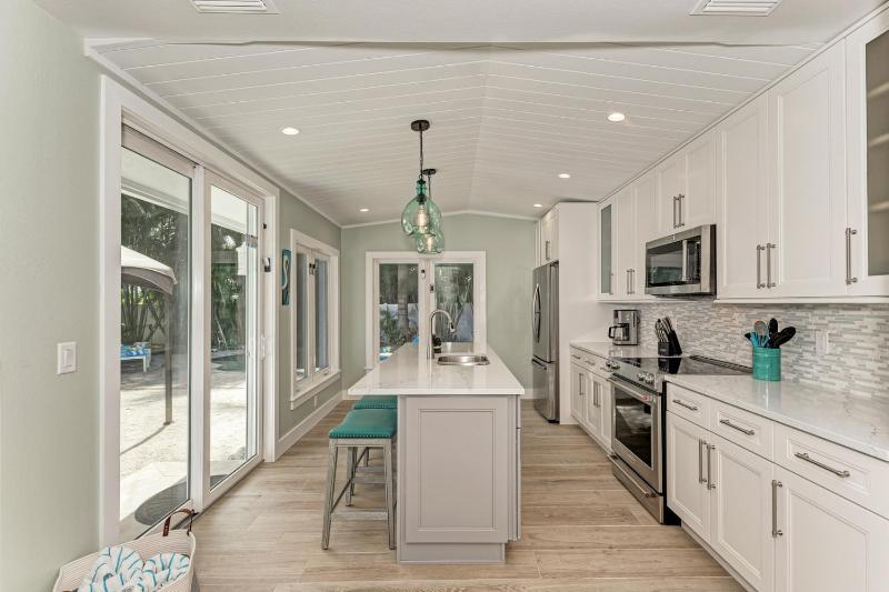 Sea La Vie: 1.5 Blocks to Beach Pool Tropical Backyard & Pool by Anna Maria Life Vacation Rentals - image 5