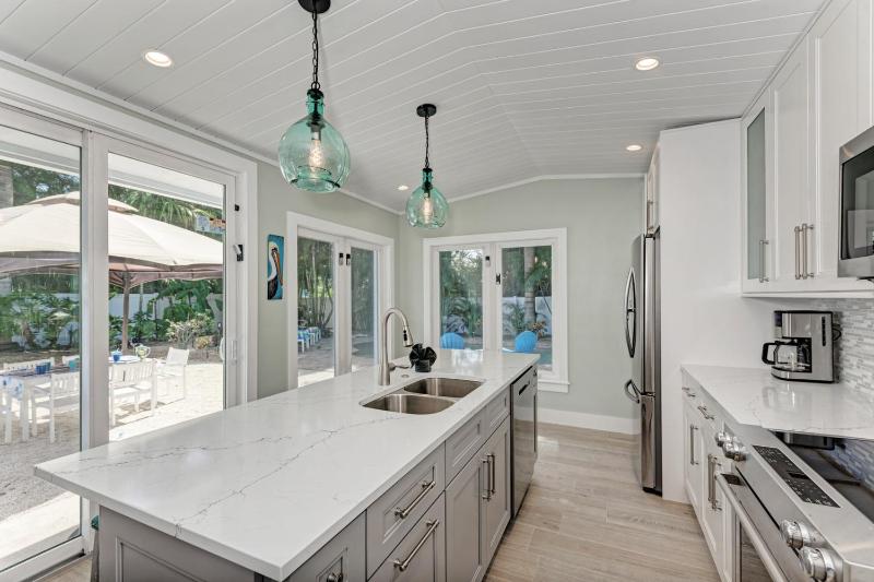 Sea La Vie: 1.5 Blocks to Beach Pool Tropical Backyard & Pool by Anna Maria Life Vacation Rentals - image 12