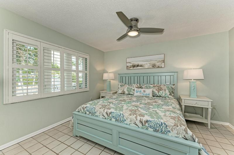 Sea La Vie: 1.5 Blocks to Beach Pool Tropical Backyard & Pool by Anna Maria Life Vacation Rentals - image 11