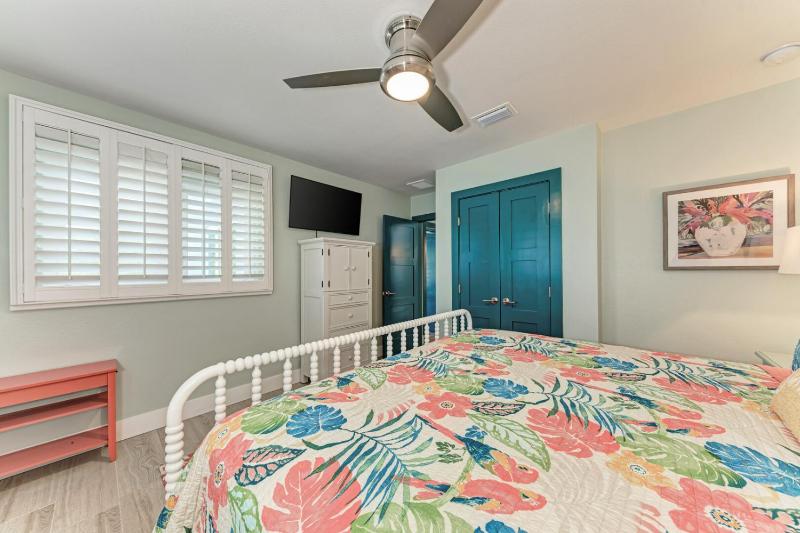 Sea La Vie: 1.5 Blocks to Beach Pool Tropical Backyard & Pool by Anna Maria Life Vacation Rentals - image 27