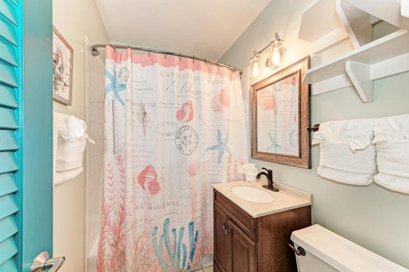 Sea La Vie: 1.5 Blocks to Beach Pool Tropical Backyard & Pool by Anna Maria Life Vacation Rentals - image 17