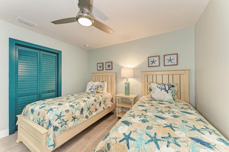 Sea La Vie: 1.5 Blocks to Beach Pool Tropical Backyard & Pool by Anna Maria Life Vacation Rentals - image 33