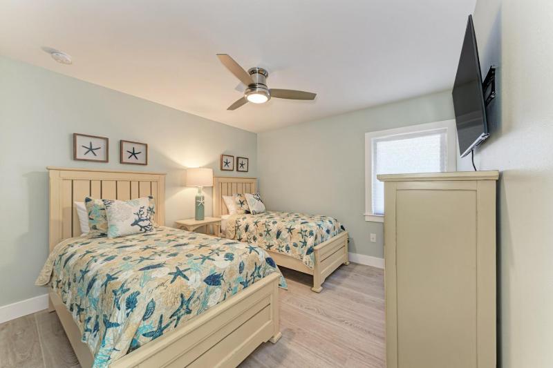 Sea La Vie: 1.5 Blocks to Beach Pool Tropical Backyard & Pool by Anna Maria Life Vacation Rentals - image 20