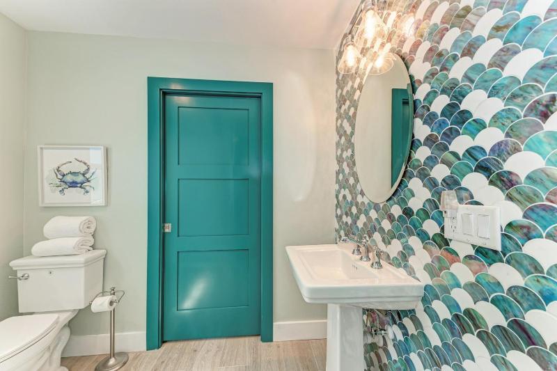 Sea La Vie: 1.5 Blocks to Beach Pool Tropical Backyard & Pool by Anna Maria Life Vacation Rentals - image 3