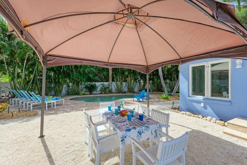 Sea La Vie: 1.5 Blocks to Beach Pool Tropical Backyard & Pool by Anna Maria Life Vacation Rentals - image 24