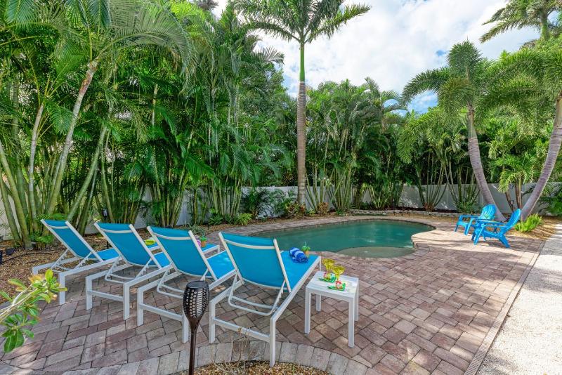 Sea La Vie: 1.5 Blocks to Beach Pool Tropical Backyard & Pool by Anna Maria Life Vacation Rentals - image 30