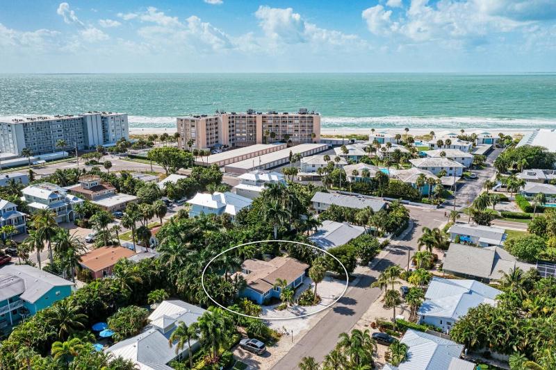 Sea La Vie: 1.5 Blocks to Beach Pool Tropical Backyard & Pool by Anna Maria Life Vacation Rentals - image 25