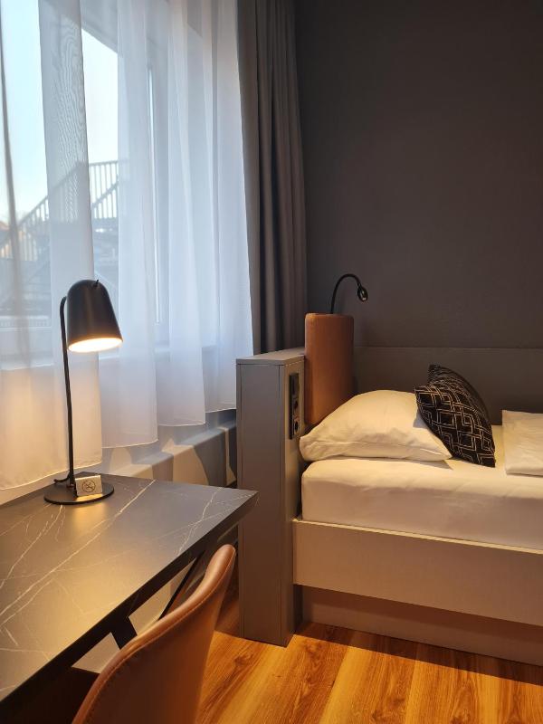 Standard Single Room with Shared Bathroom image 1