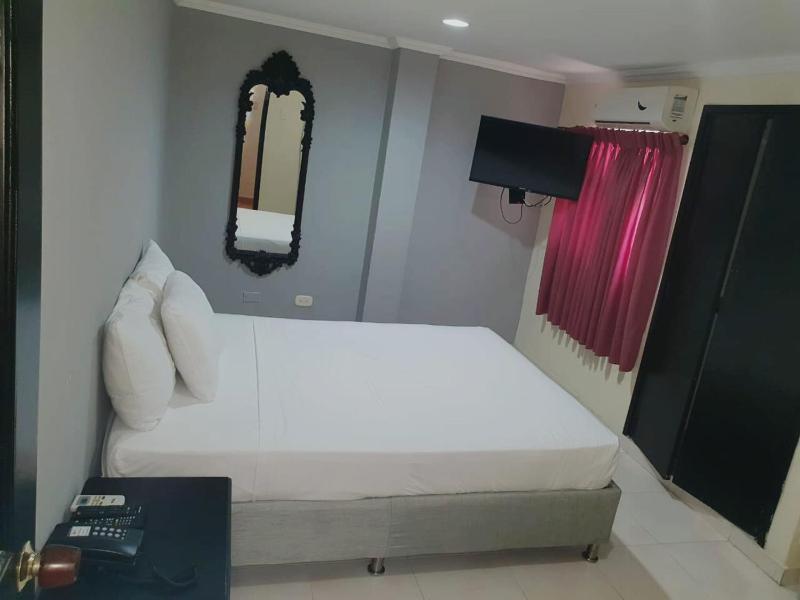 Hotel Puerta de Oro - image 7