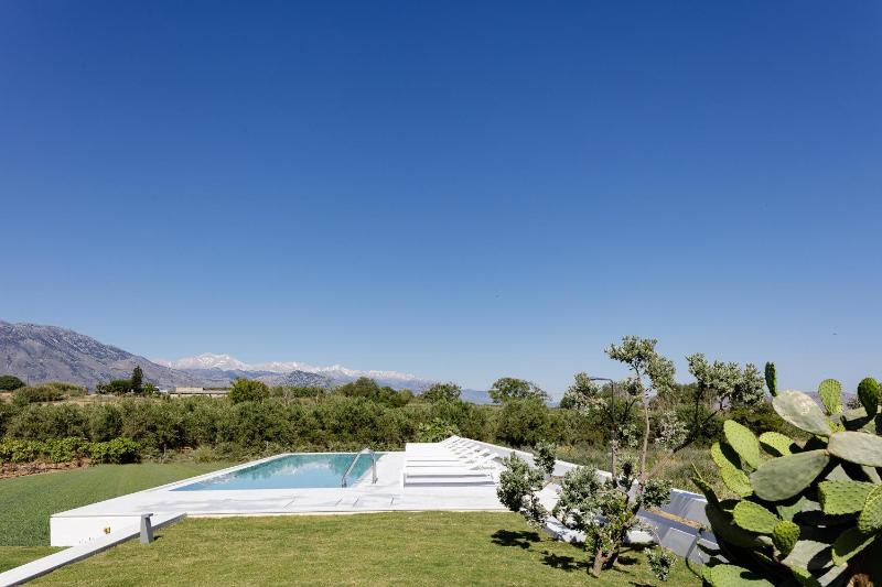 Apartment with Pool View  image 4