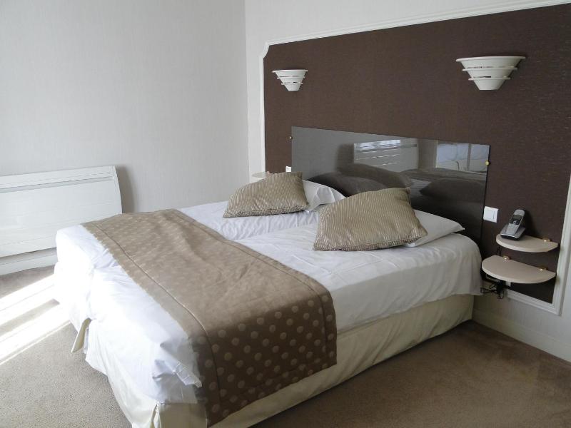 Large Double Room image 1