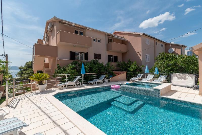 Double Room with Pool View image 3