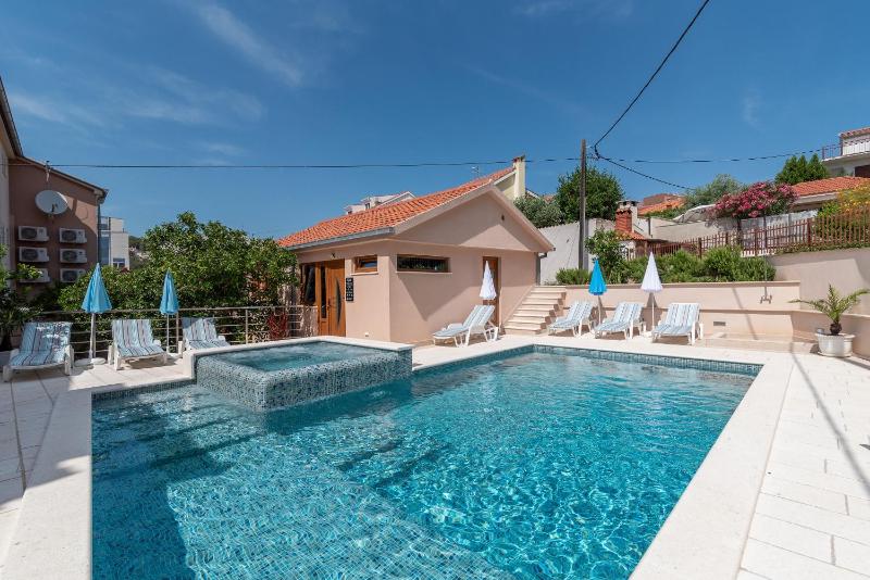 Double Room with Pool View image 2