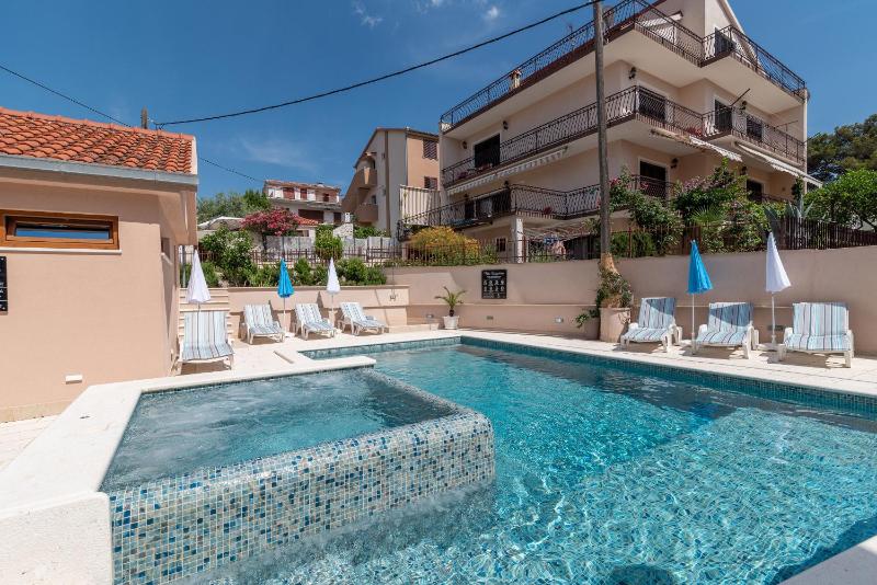 Double Room with Pool View image 4