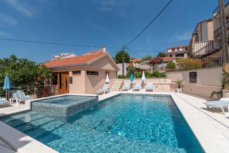 Double Room with Pool View image 3