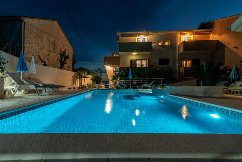 Double Room with Pool View image 4