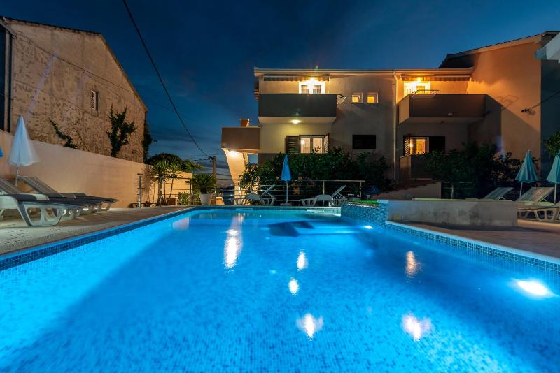 Double Room with Pool View image 2