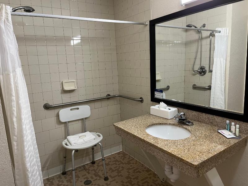 Queen Room - Accessible/Non-Smoking image 2