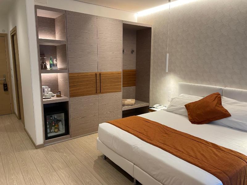 Double or Twin Room with Sea View image 3